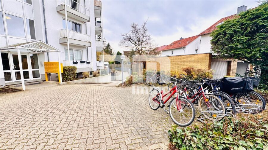 Modernes Einzimmer-Apartment mit Maisonettebereich + PKW-Stellplatz Nähe Uni - Haupteingang / Zufahrt TG / Fahrradständer